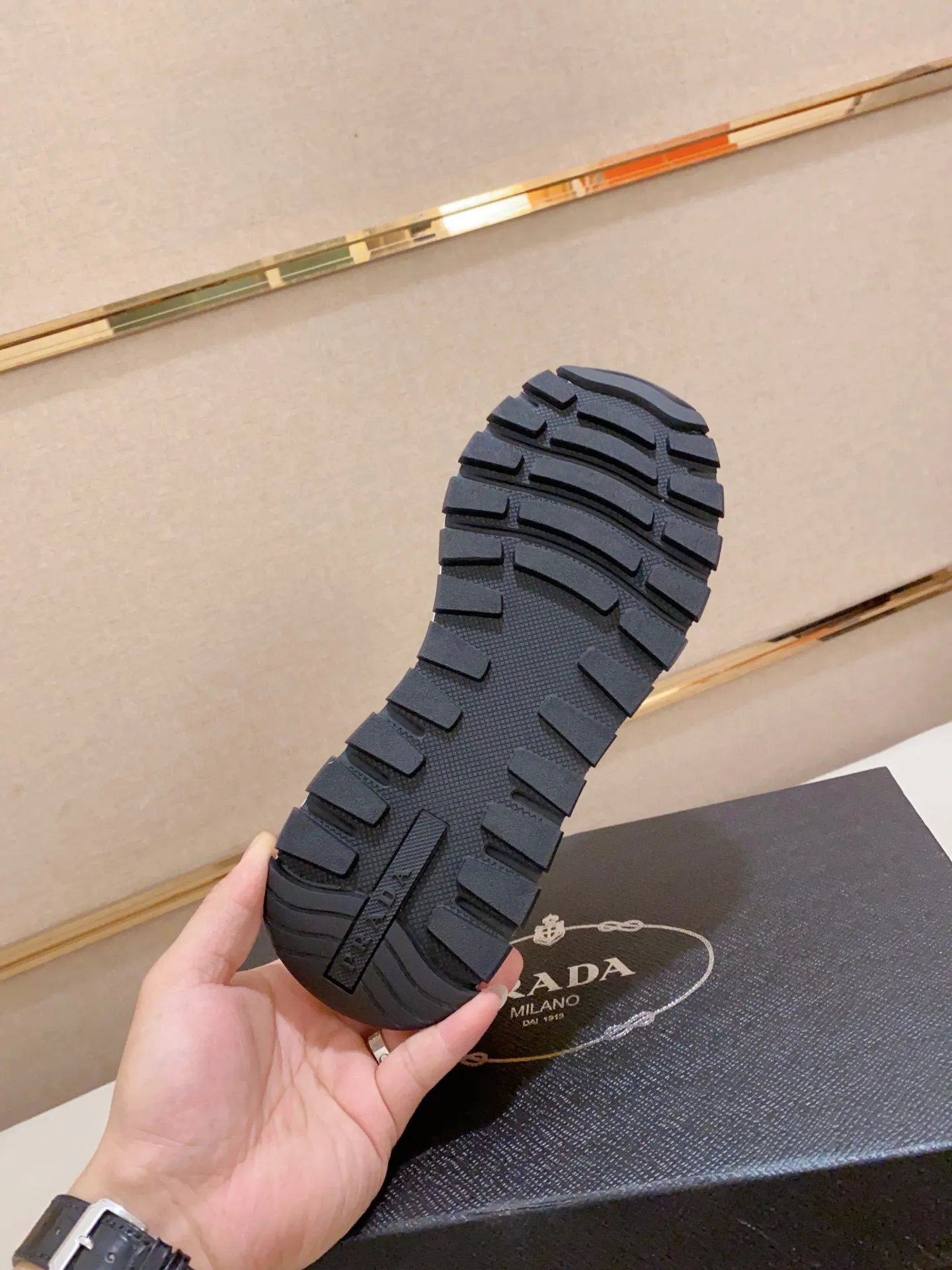 Men's shoes 💰: 500💰 [Prada～Prada] Trendy new styles are on the market. Same style as the official website. Counter quality. Original matching. [Strong] [Strong] Selected first-layer cowhide fabric. Comfortable and breathable sheepskin lining, fine workmanship, upper layer made of 100% pure cowhide, original last shape, comfortable on the feet, shoe sizes 38 to 44